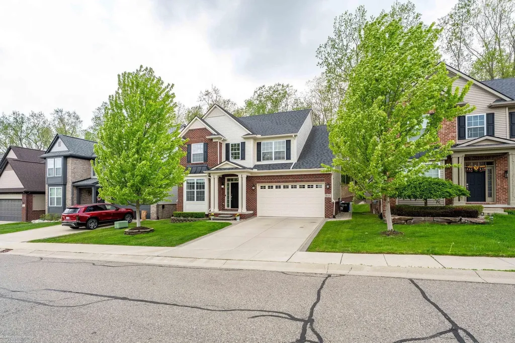 4929 W Stonegate Circle Lake Orion Village MI 48359