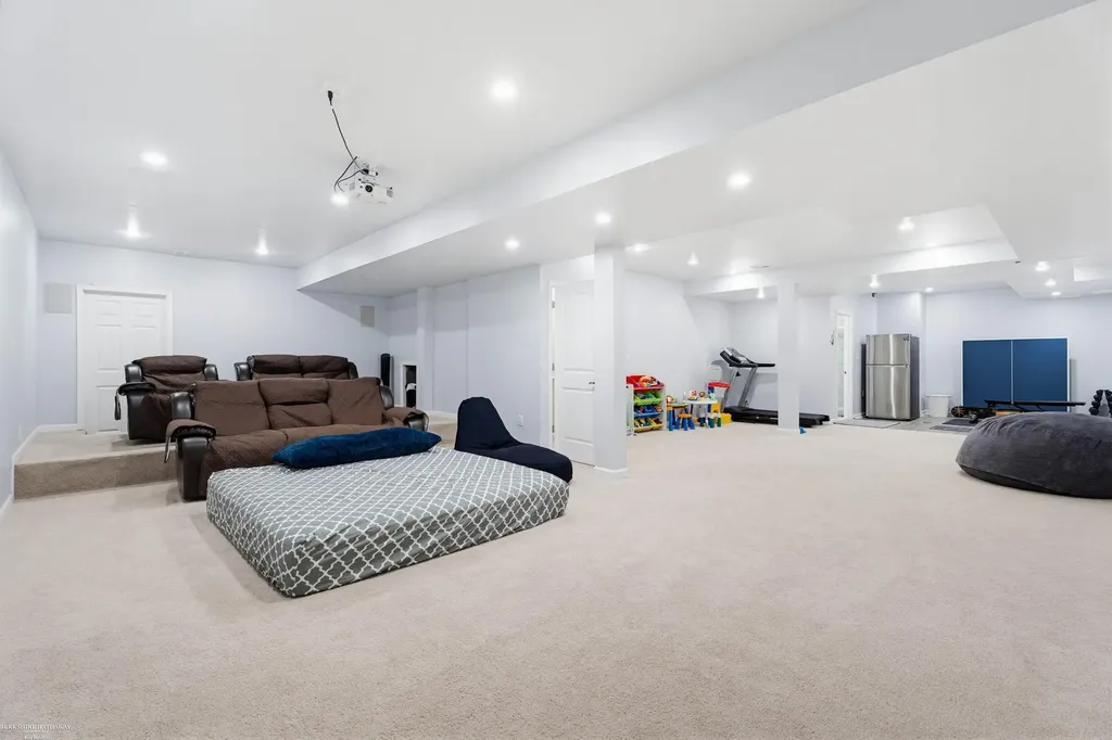 4929 W Stonegate Circle Lake Orion Village MI 48359