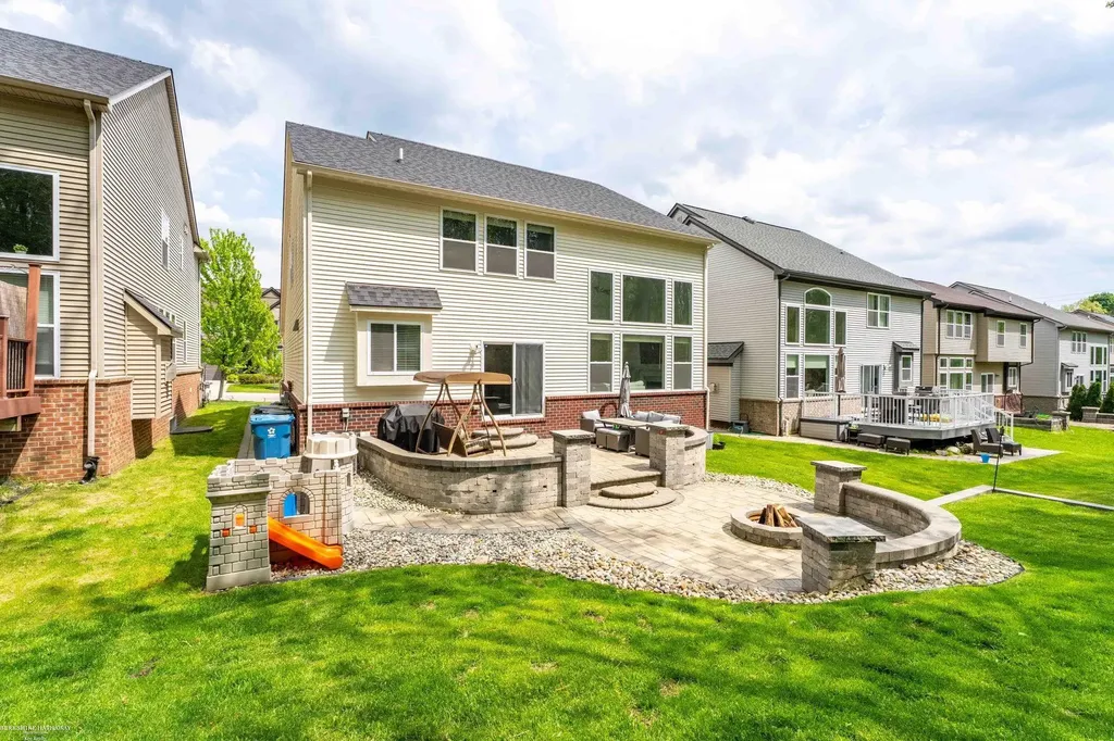 4929 W Stonegate Circle Lake Orion Village MI 48359
