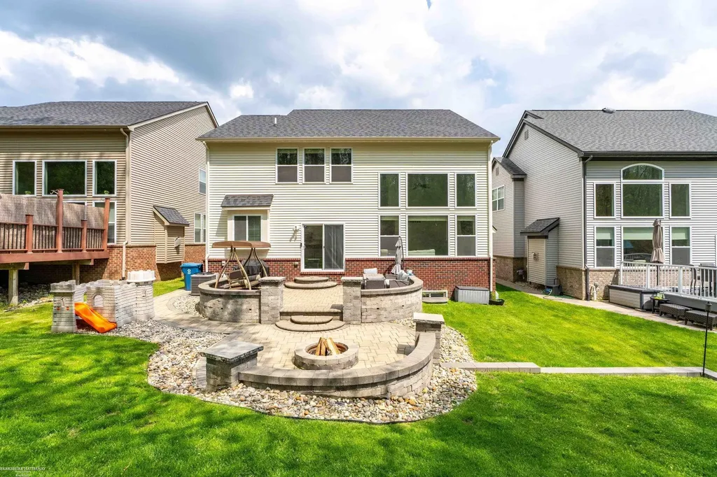 4929 W Stonegate Circle Lake Orion Village MI 48359
