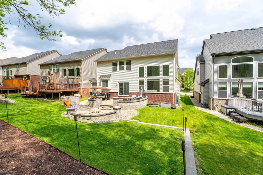 4929 W Stonegate Circle Lake Orion Village MI 48359