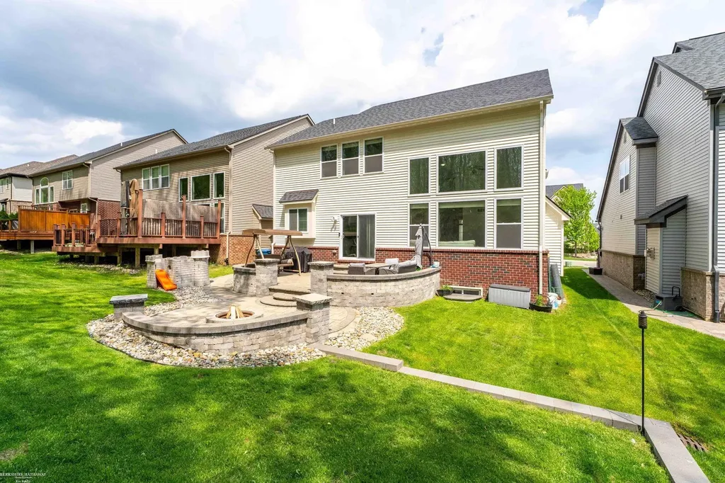 4929 W Stonegate Circle Lake Orion Village MI 48359