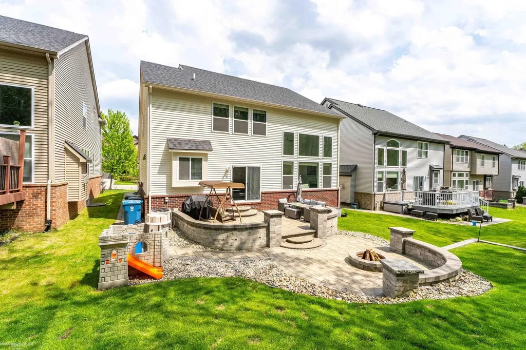 4929 W Stonegate Circle Lake Orion Village MI 48359