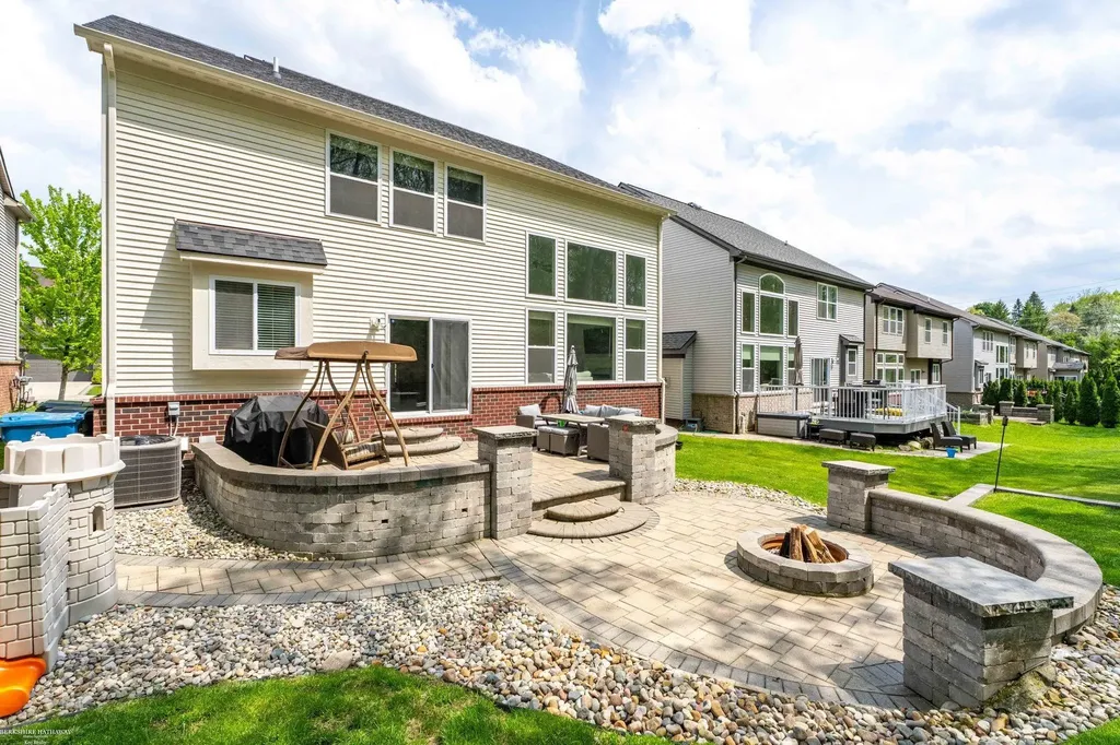 4929 W Stonegate Circle Lake Orion Village MI 48359