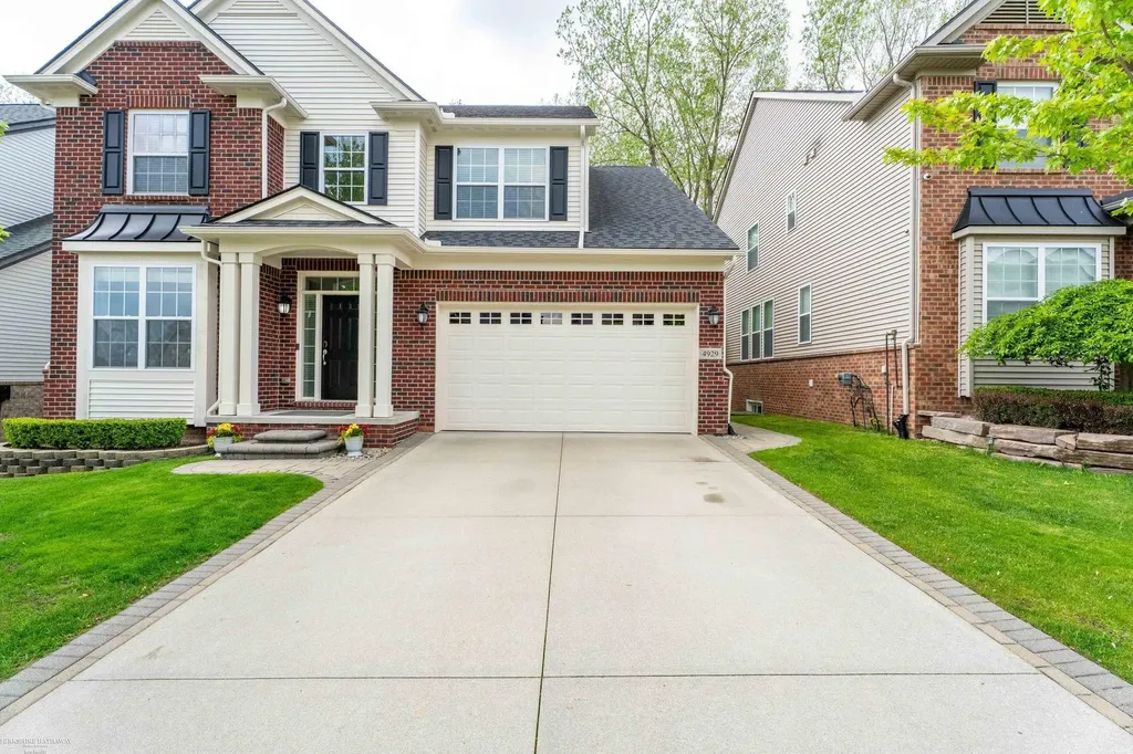 4929 W Stonegate Circle Lake Orion Village MI 48359