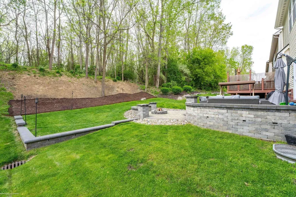 4929 W Stonegate Circle Lake Orion Village MI 48359