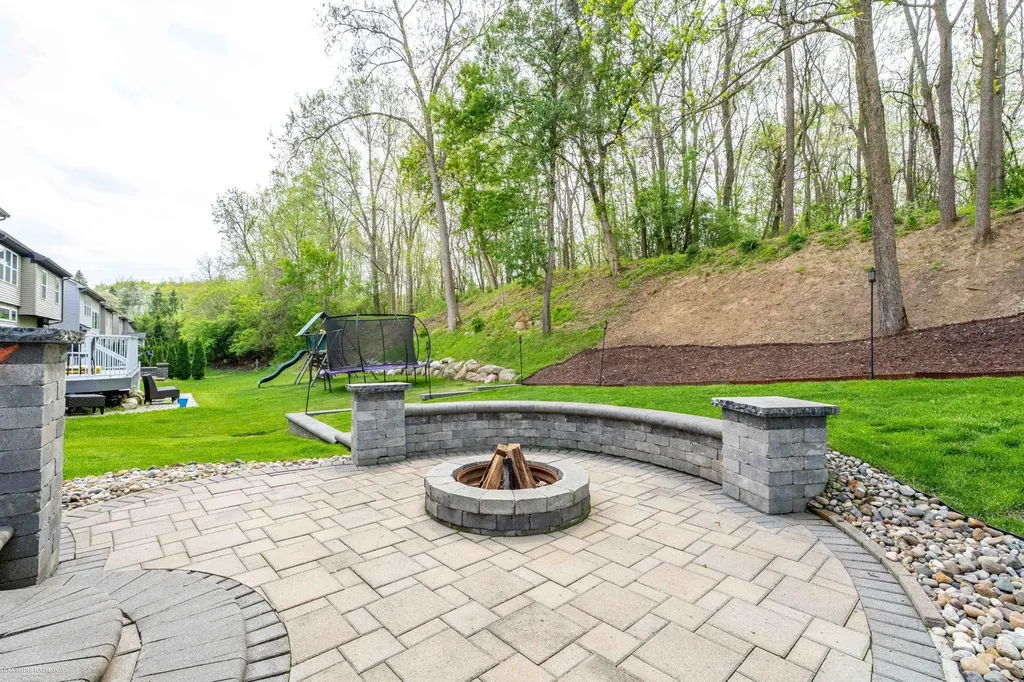 4929 W Stonegate Circle Lake Orion Village MI 48359