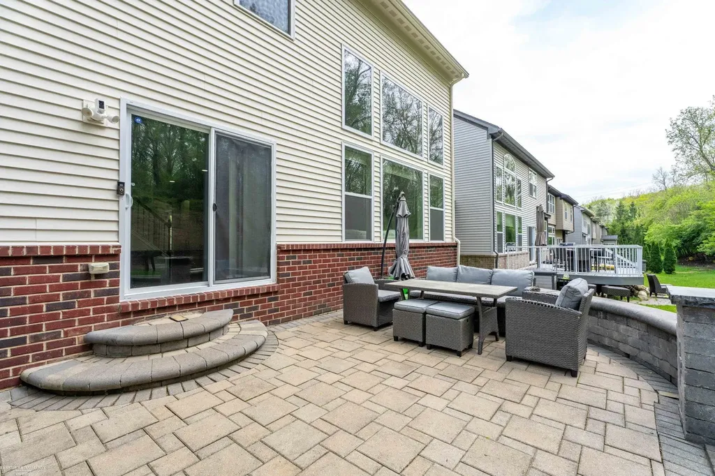 4929 W Stonegate Circle Lake Orion Village MI 48359