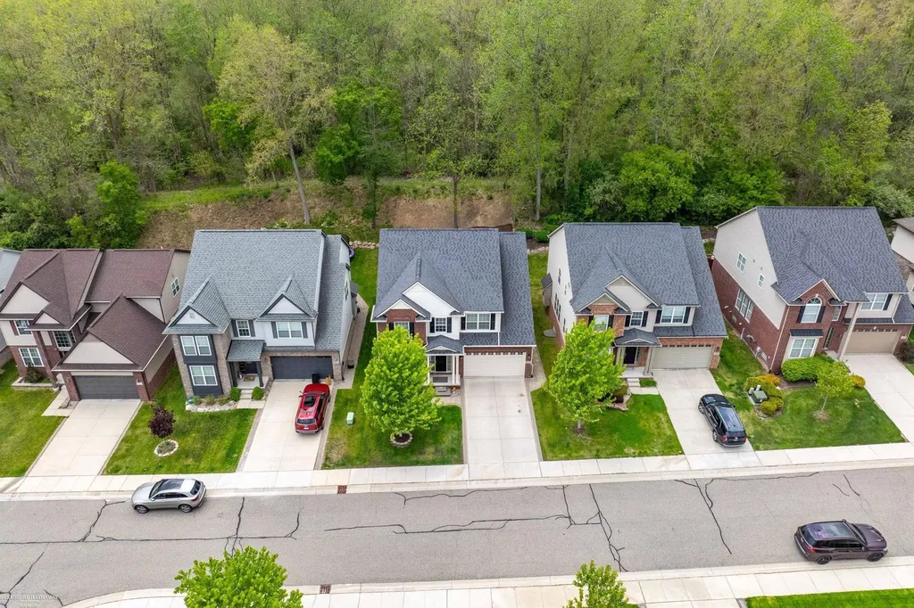4929 W Stonegate Circle Lake Orion Village MI 48359