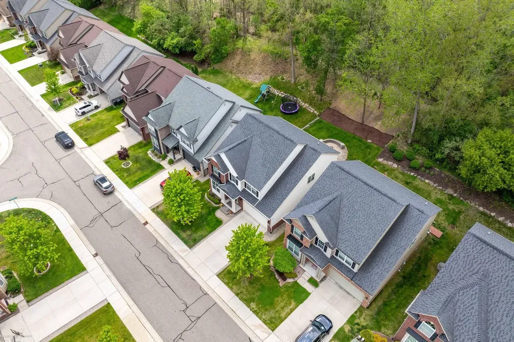 4929 W Stonegate Circle Lake Orion Village MI 48359