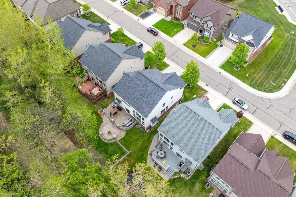 4929 W Stonegate Circle Lake Orion Village MI 48359