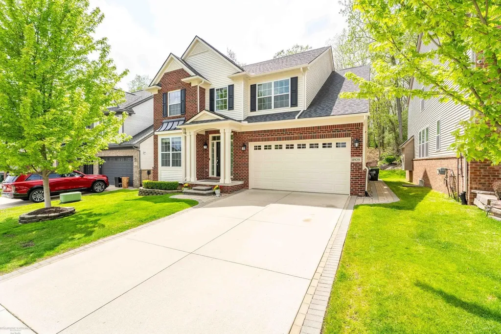 4929 W Stonegate Circle Lake Orion Village MI 48359