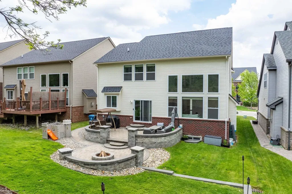 4929 W Stonegate Circle Lake Orion Village MI 48359