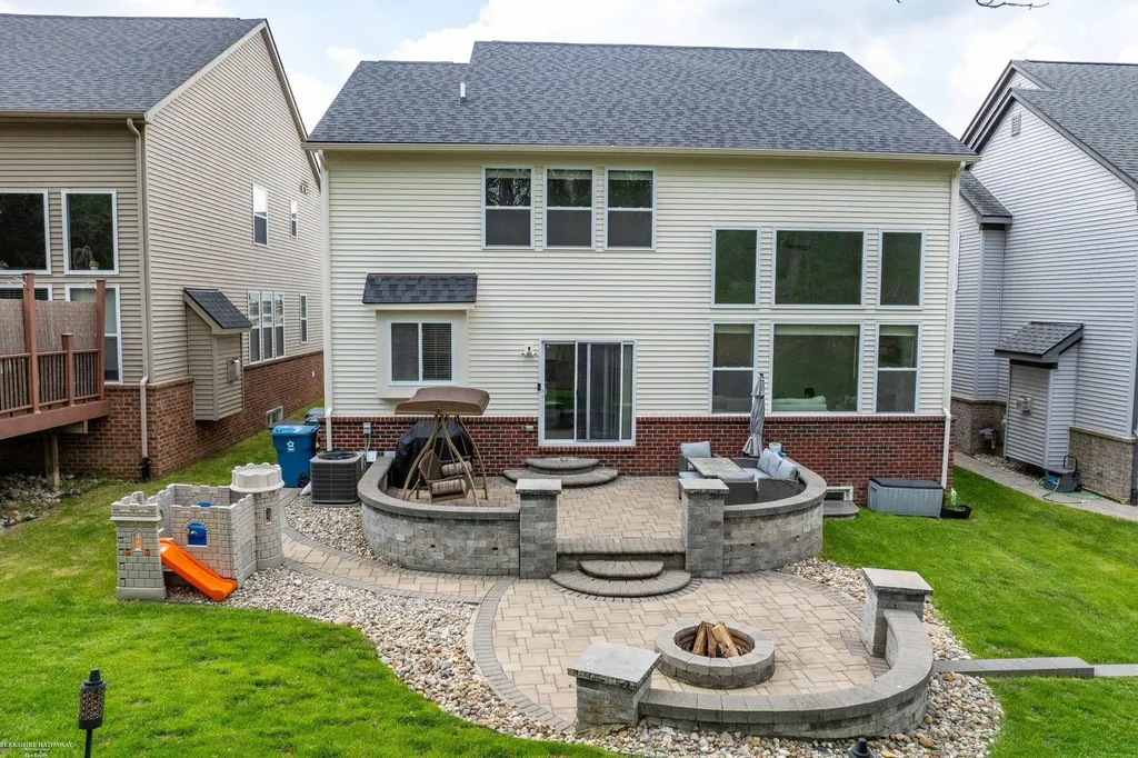 4929 W Stonegate Circle Lake Orion Village MI 48359