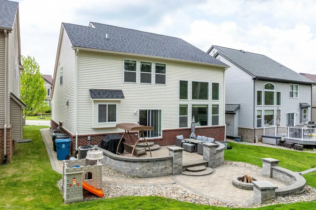 4929 W Stonegate Circle Lake Orion Village MI 48359