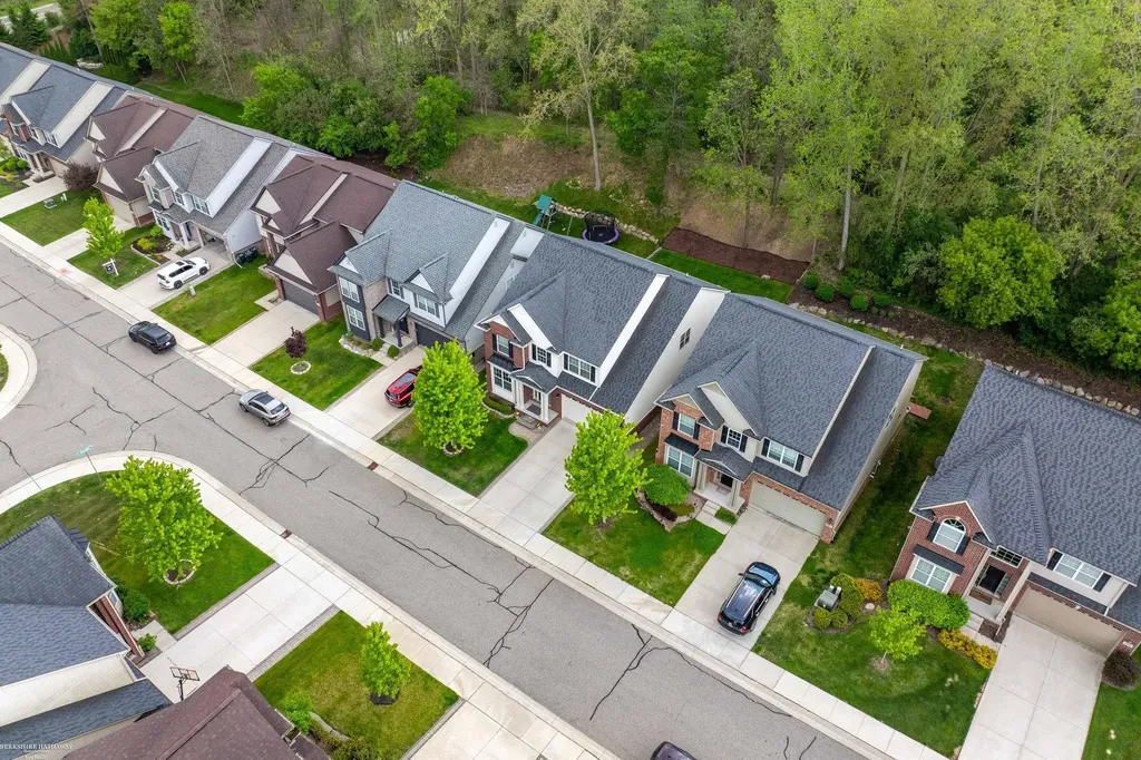 4929 W Stonegate Circle Lake Orion Village MI 48359