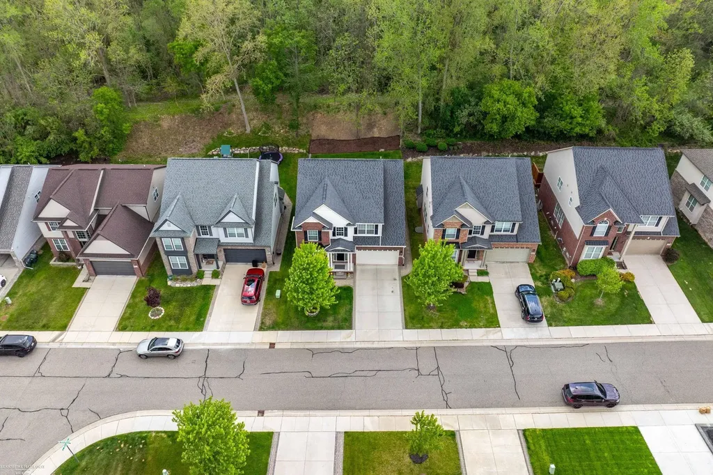 4929 W Stonegate Circle Lake Orion Village MI 48359