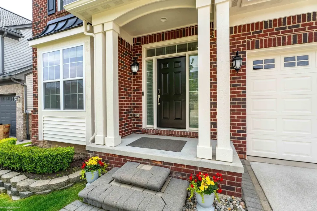 4929 W Stonegate Circle Lake Orion Village MI 48359