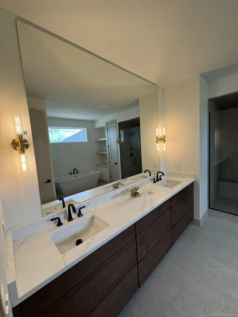 13999 Arthur Court Washington Township MI 48094