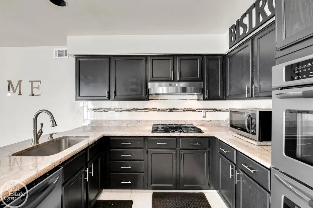 29263 W Chanticleer Street Southfield City MI 48034
