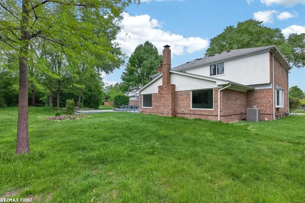 1977 Warbler Court Troy City MI 48084
