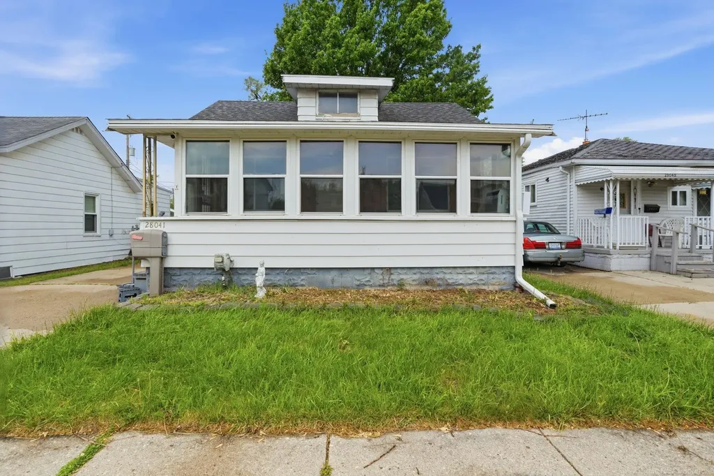 28041 Maple Street Roseville City MI 48066