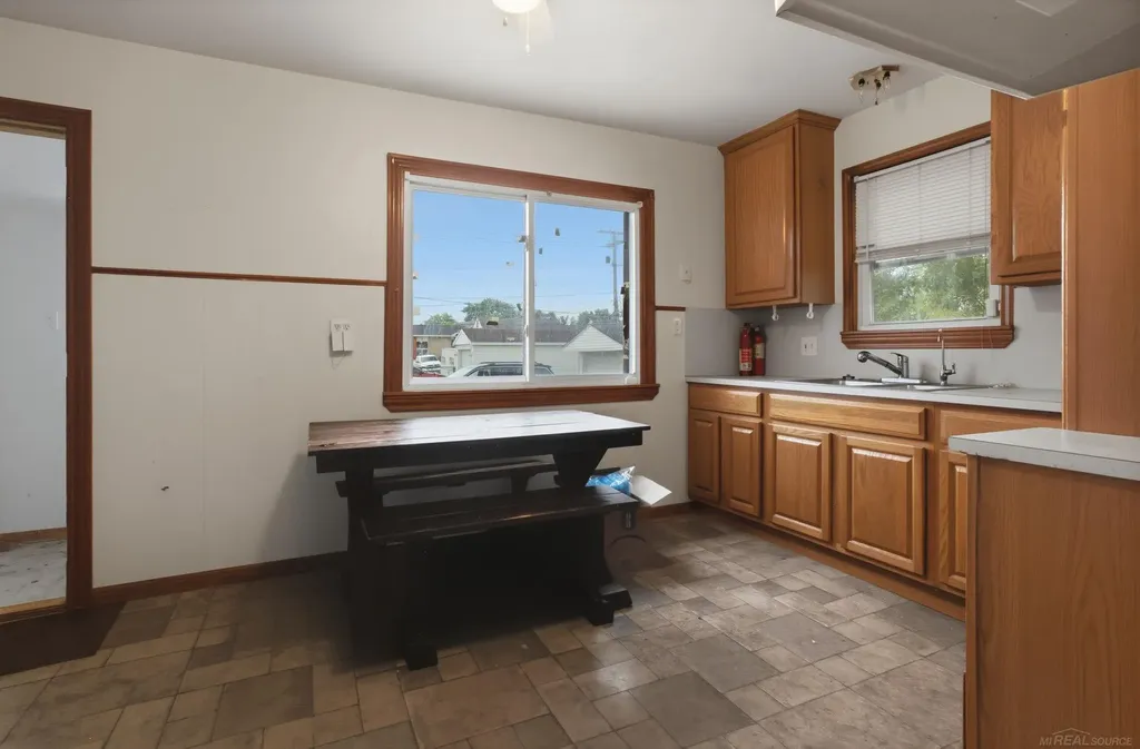 28041 Maple Street Roseville City MI 48066