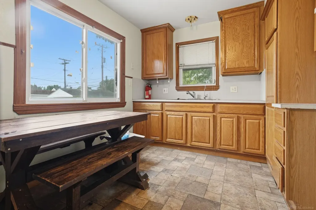 28041 Maple Street Roseville City MI 48066