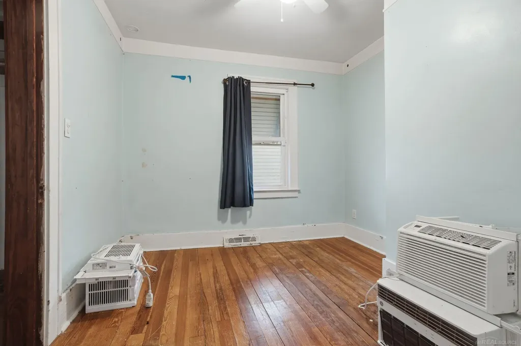 28041 Maple Street Roseville City MI 48066