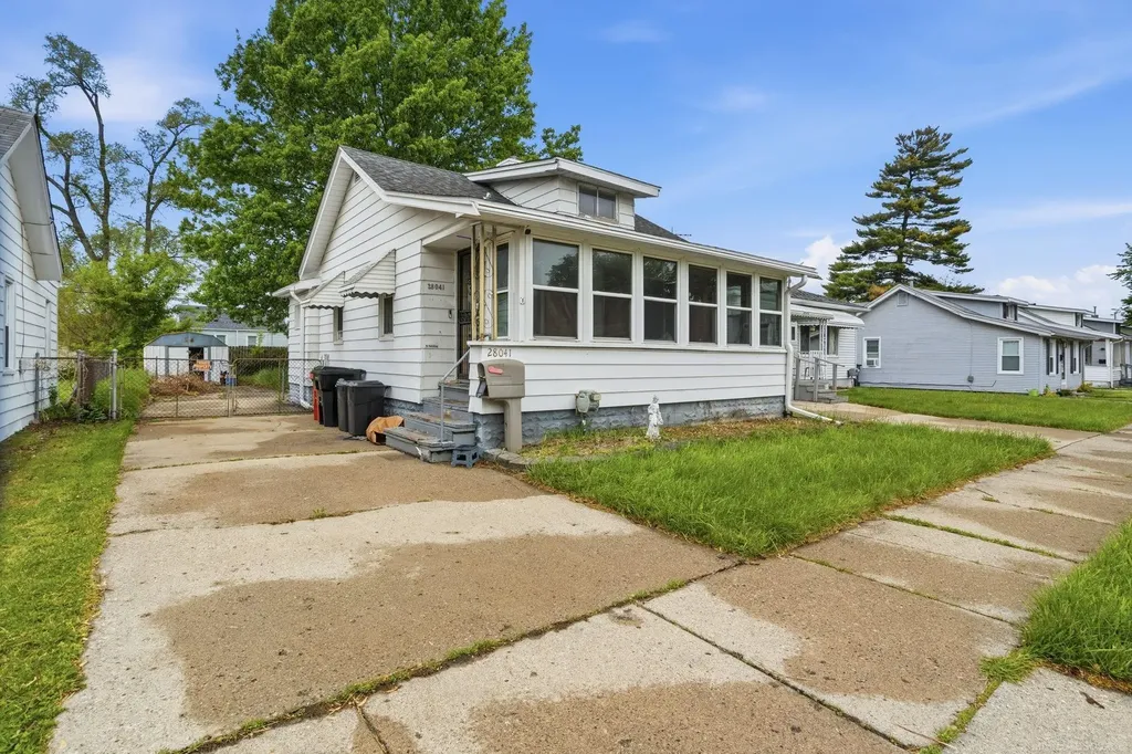 28041 Maple Street Roseville City MI 48066