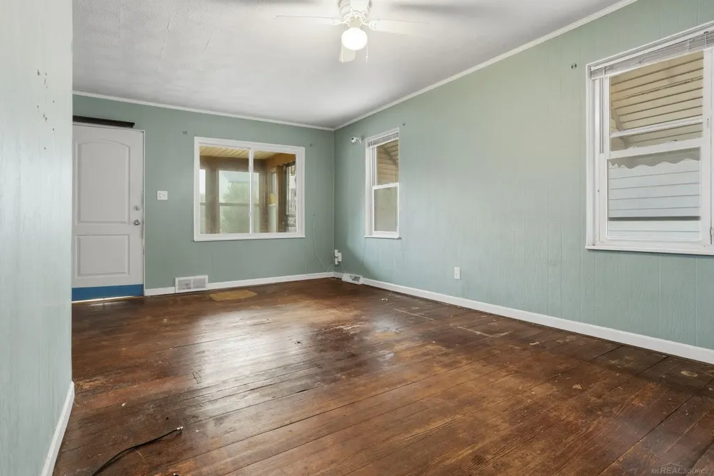28041 Maple Street Roseville City MI 48066