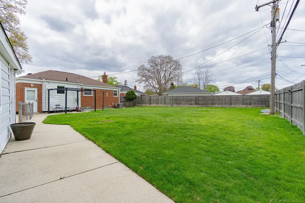 22240 Milgrom Court St. Clair Shores City MI 48081