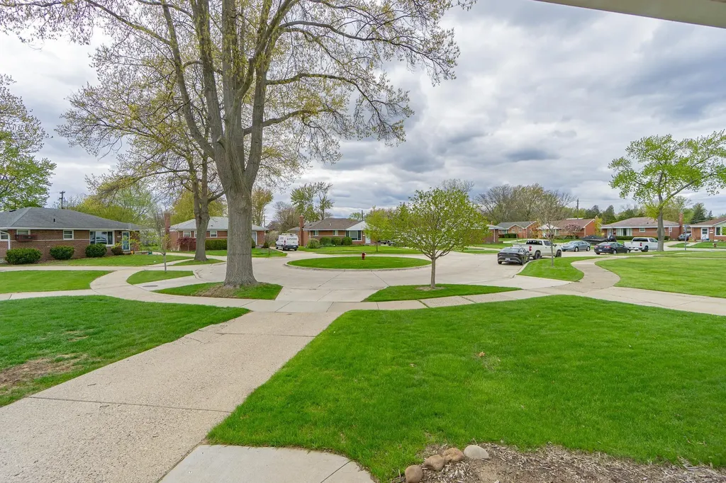 22240 Milgrom Court St. Clair Shores City MI 48081