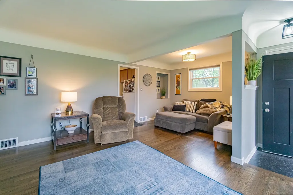 22240 Milgrom Court St. Clair Shores City MI 48081