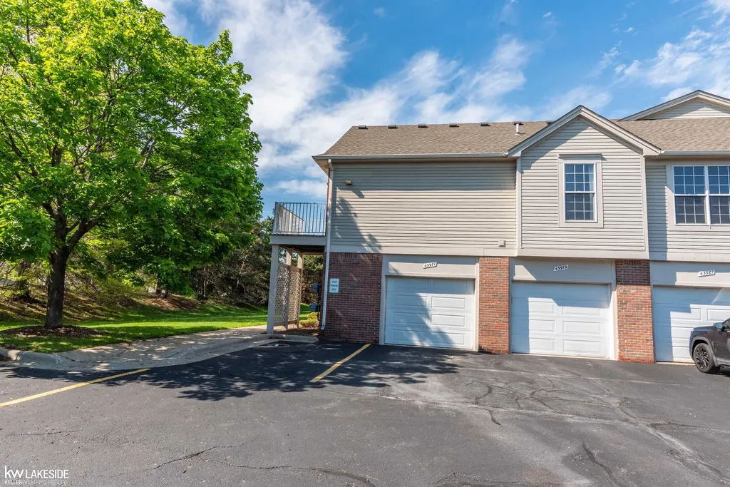 43971 Elm Drive Sterling Heights City MI 48313