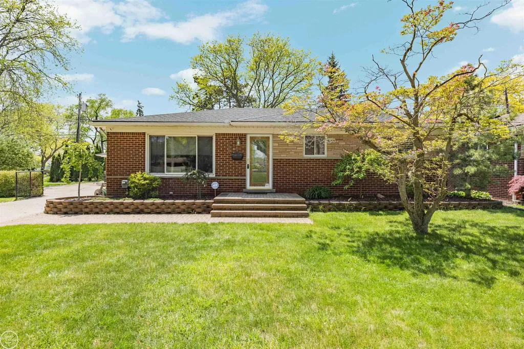 21920 Lakeshire St. Clair Shores City MI 48081