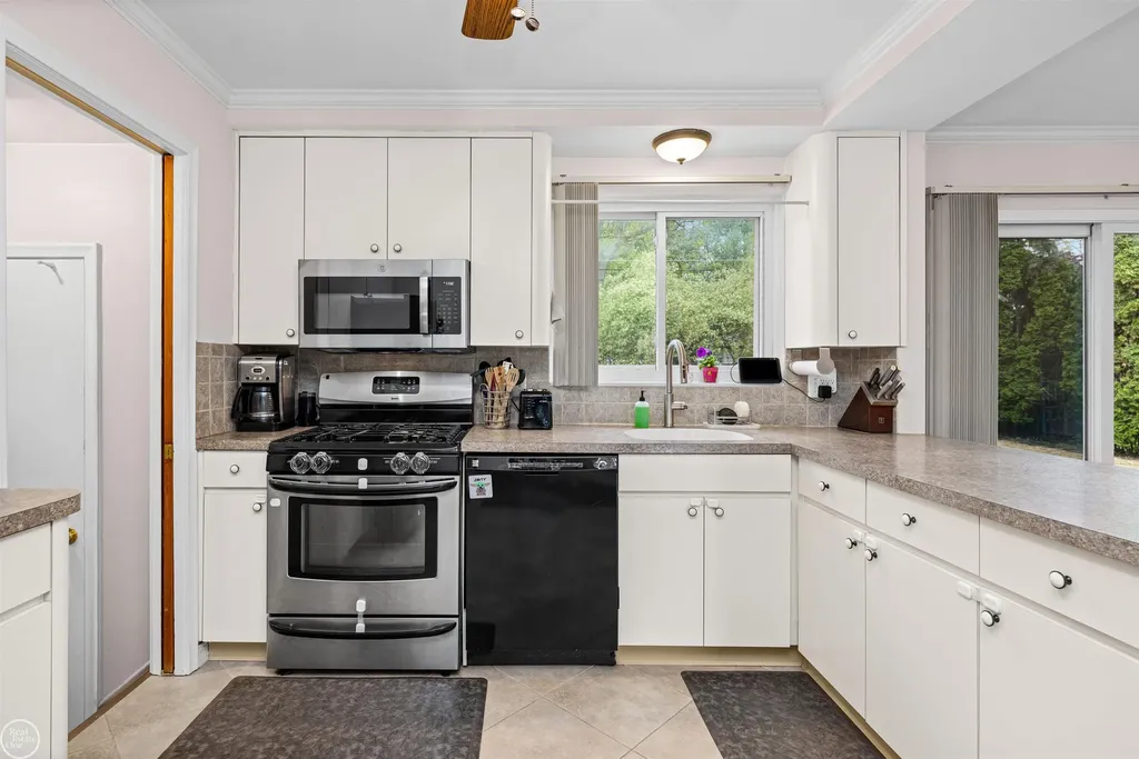 21920 Lakeshire St. Clair Shores City MI 48081