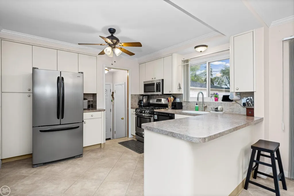 21920 Lakeshire St. Clair Shores City MI 48081