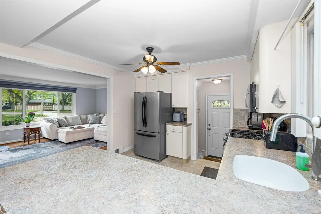 21920 Lakeshire St. Clair Shores City MI 48081