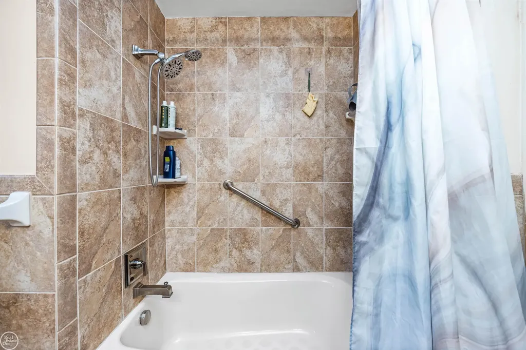21920 Lakeshire St. Clair Shores City MI 48081