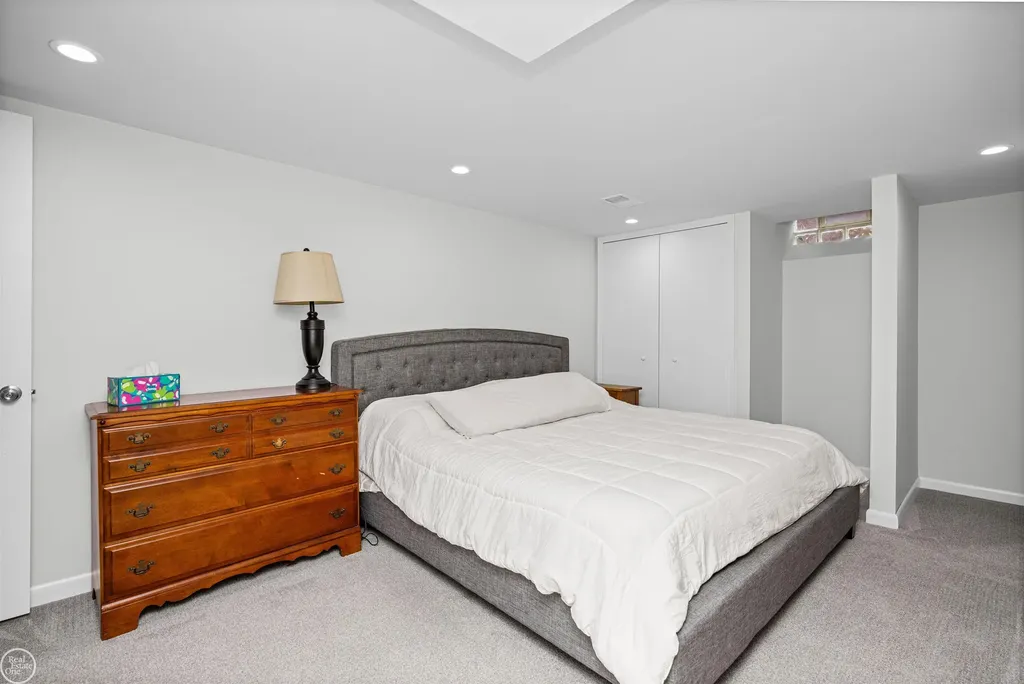 21920 Lakeshire St. Clair Shores City MI 48081