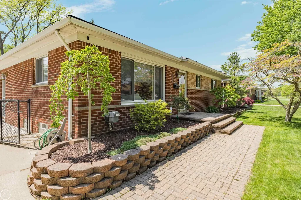 21920 Lakeshire St. Clair Shores City MI 48081