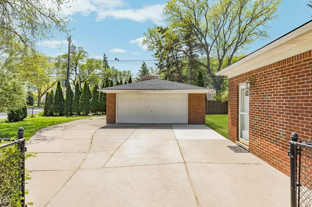 21920 Lakeshire St. Clair Shores City MI 48081