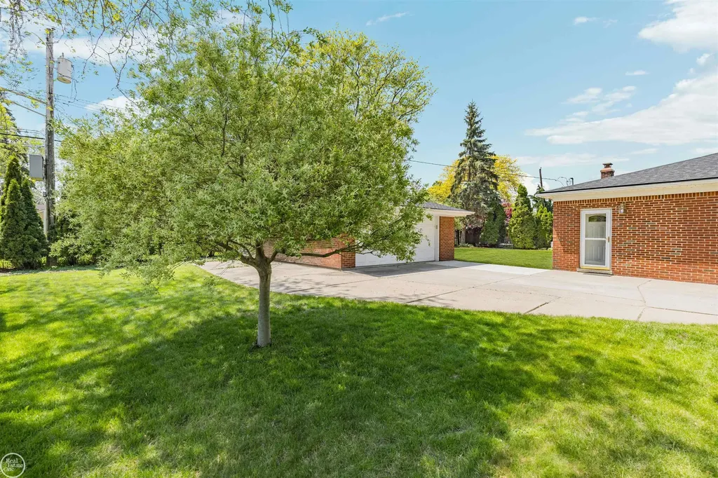 21920 Lakeshire St. Clair Shores City MI 48081