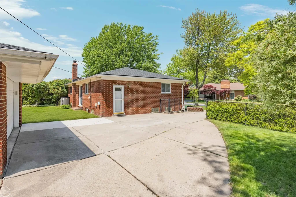 21920 Lakeshire St. Clair Shores City MI 48081