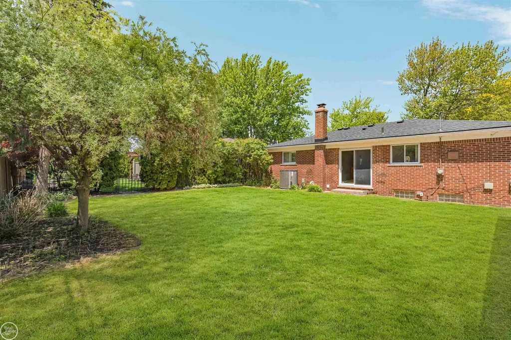 21920 Lakeshire St. Clair Shores City MI 48081