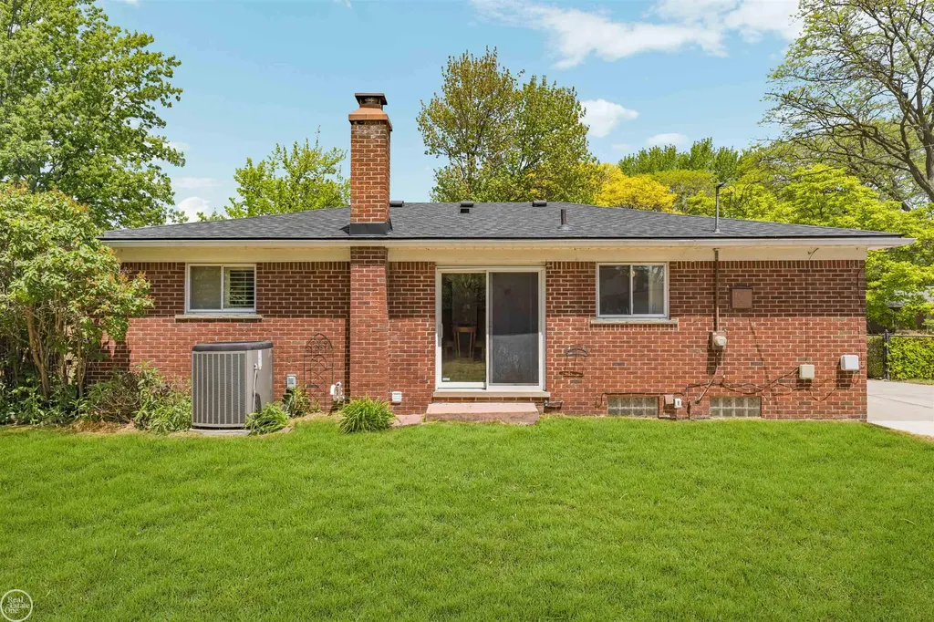 21920 Lakeshire St. Clair Shores City MI 48081