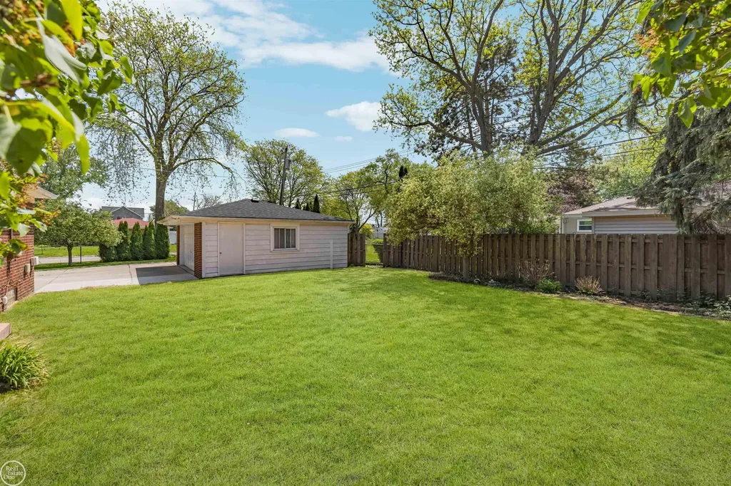 21920 Lakeshire St. Clair Shores City MI 48081