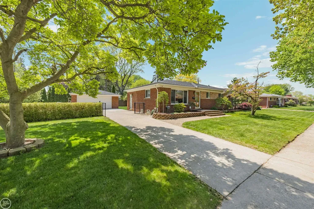 21920 Lakeshire St. Clair Shores City MI 48081