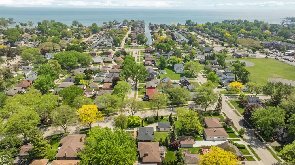 21920 Lakeshire St. Clair Shores City MI 48081